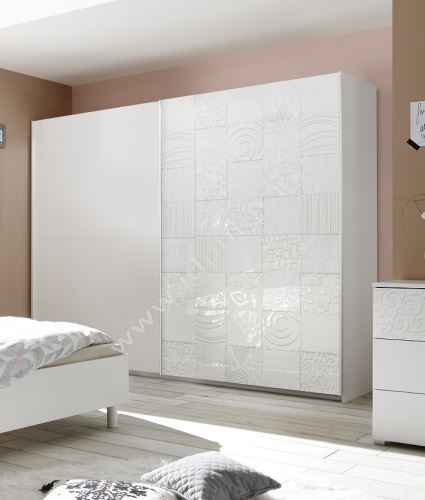Vybavená šatní skříň s posuvnými dveřmi Xaos-SD-220 bílý mat v kombinaci s dekorem bílým